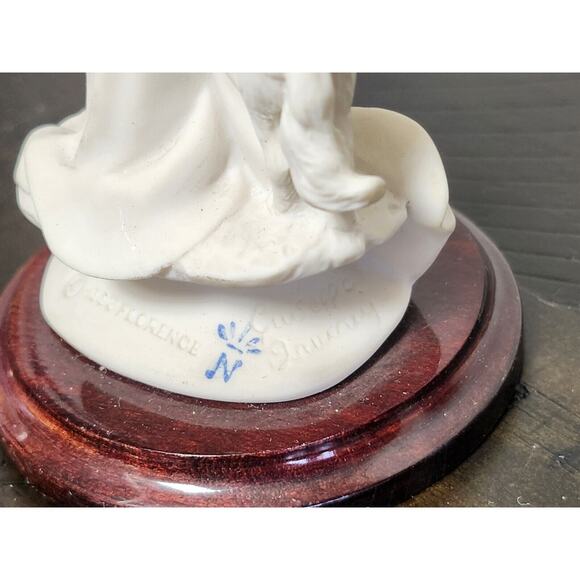 1993 Giuseppi Armani Figurine Woman with Dogs Wooden Base Signed Made in Italy5" - Picture 8 of 9